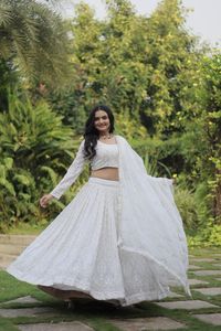 Faux Georgette White Lehenga Choli avec fil brodé Séquence Travail Lehenga Wedding Choli au prix de gros - Product Image 3