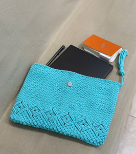 Estuche para computadora portátil de ganchillo multicolor ecológico, suave, duradero y elegante con cierre de botón ajustable, accesorio para mujer - Product Image 4