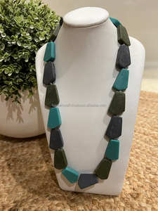 Collier en résine de bijoux magnifiques et à la mode Vente chaude de l'Inde Collier noir et blanc fait à la main pour les filles et les femmes - Product Image 3