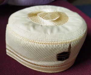 Vente en gros Musulman Hommes Kufi Chapeau AMN102 Omani Style Crâne Cap Bonnet Islam Prière Chapeaux (52,54,56,58cm couleur personnalisée) de BD - Product Image 1