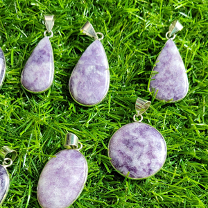 Colgantes de piedras preciosas naturales de mejor grado Lepidolita Cabujón Colgante Piedras preciosas Colgantes sueltos Colgante de cristal Piedras de alta calidad - Product Image 4