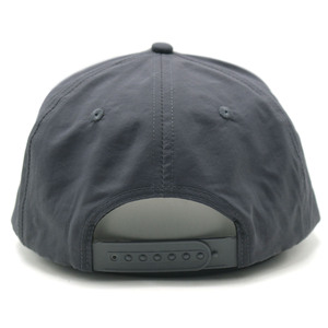Casquette de golf unisexe OEM non structurée à 5 panneaux, visière plate, en nylon, réglable par snapback, toutes saisons, avec logo personnalisé, pour la mode, le sport et la performance - Product Image 5