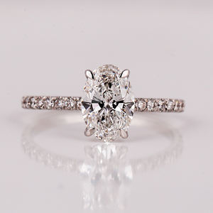 Dazzling Perfection Bague de fiançailles en diamant de laboratoire taillé ovale personnalisé Glamour Sterling Silver Gold Anniversary Gift IGI - Product Image 2