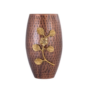 Juego de florero de metal hecho a mano de 2 jarrones de hierro texturizados blancos con diseño de hoja y Flor de latón dorado para decoración del hogar - Product Image 4