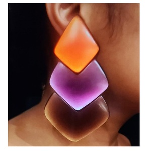 Boucles d'oreilles en résine de couleur personnalisée de luxe, brillantes et polies, fabriquées à la main pour femmes, avec perles d'Inde - Product Image 1