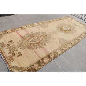 Alfombra Turca Vintage de 5.2x13.5 pies, Alfombra de Lana Marrón con Diseño Floral - Product Image 2