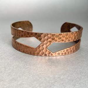 Pulsera de Cobre Artesanal para Mercados de Exportación, Apoya la Joyería Sostenible y la Artesanía Tradicional en Metales - Product Image 5