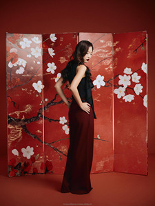 Chemise en soie sans manches WINGS Top avec un décolleté en V discret et des bretelles à volants qui cascade sur les épaules - Product Image 3