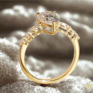 Elegante anillo de diamantes de moissanita de corte de pera en oro amarillo con Marquesa lateral y diamantes redondos Joyería fina clásica y atemporal - Product Image 3