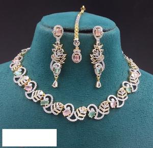 Ensemble de colliers et de boucles d'oreilles en pierre AD classique Bijoux parfaits pour les femmes Wedding Wear Tenues et célébrations traditionnelles - Product Image 2