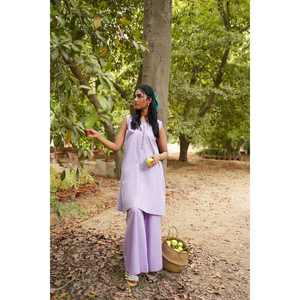 Camisa de crepé con adornos de lurex morado y decoración de botones, y pantalón de pijama Dhaka - Product Image 5