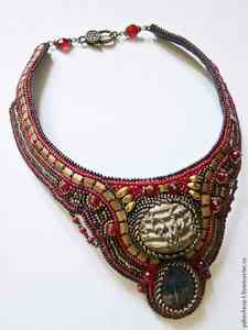 Collier rond avec pendentif en perles de rocaille brodées, chaînes brodées carrées et ovales, style religieux tendance avec pierre principale en perle - Product Image 6