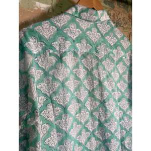 Camisa de Hombre 100% Algodón, Corte Slim Fit, Casual/Tuxedo, Diseño 'Océano' Estampado a Mano, Producto de Moda ODM - Product Image 4