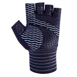 ถุงมือยกน้ำหนักสำหรับออกกำลังกาย สายรัดข้อมือแบบ unisex ครึ่งนิ้ว หนังกันน้ำ สำหรับยิม ปั่นจักรยานกลางแจ้ง ป้องกันฝ่ามือเต็มรูปแบบ - Product Image 5