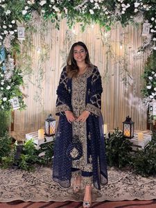 Conjunto de diseñador con hermoso bordado de lentejuelas y zari, top con encaje elegante, pantalones palazzo y dupatta, completamente cosido y listo para usar. - Product Image 3