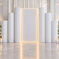 Ensemble de toile de fond de mariage avec socles cylindriques cannelés et panneau LED pour la décoration de scène d'événements de mariage et de banquets