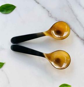 Cuchara de Cuerno de Búfalo Natural, Hecha a Mano y Pulida, Perfecta para Servir Especias, Condimentos o como Decoración de Mesa, Alta Calidad - Product Image 1