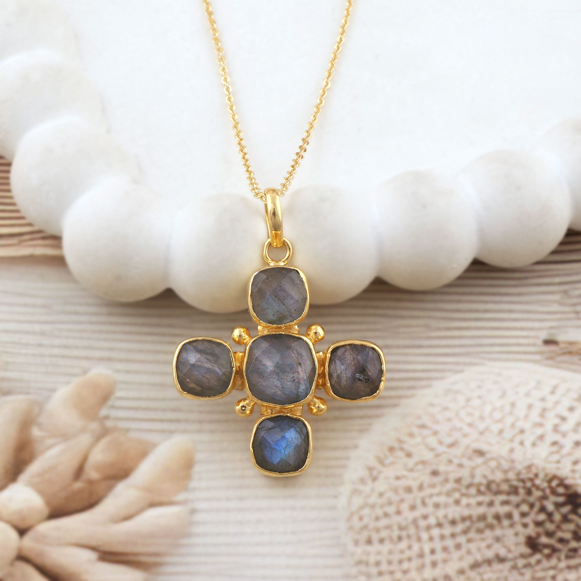 ลาบราโดไรต์หลากสีไฟ