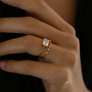 Elegante Anillo de Eternidad de Plata de Ley 925 con Moissanita de 2 Quilates Chapada en Oro de 18K y Engaste de Garras, con Gema Única, Anillo de Tercera Parte - Product Image 3