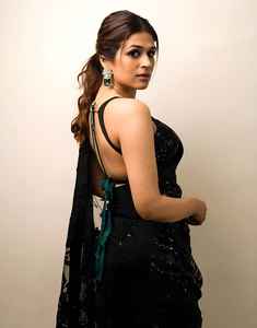 Saree noir inspiré de Bollywood indien pour adultes Look ethnique chic avec un style élégant pour les mariages et les événements spéciaux - Product Image 1