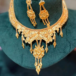 Conjunto de Collar Floral Tradicional Chapado en Oro con Pendientes a Juego |   Joyería de Imitación Nupcial India al por Mayor Modelo 23247 - Product Image 1