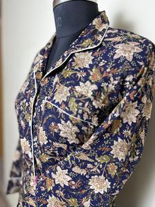 Camisa de algodón con estampado floral azul marino para mujer, elegante camisa de manga larga con botones, azul oscuro con flor Beige - Product Image 3