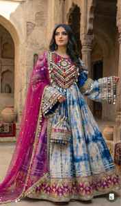 Robe longue en lin brodée à la main, col en V, style bohème, touche traditionnelle, vintage, formelle, pour mariage, Kuchi, afghane, avec plumes - Product Image 2