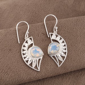 Niharika Gems Boucles d'oreilles pendantes bohèmes en argent sterling 925 pour femme, motif géométrique, opale laiteuse sertie en clos, faites à la main - Product Image 2
