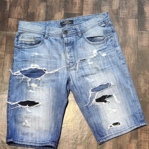 กางเกงยีนส์ขาสั้นสำหรับผู้ชายทรงสลิมฟิตสีสาด - Product Image 2