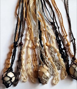 Collier en macramé personnalisé, pendentif en pierre d'agate, sac en filet, fil multicolore, bijoux faits à la main, cadeau pour elle - Product Image 1