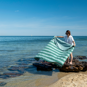 Toalla de playa de baño hecha a medida de algodón 100% de alta calidad Patrón de logotipo de color personalizado al por mayor para la temporada de verano Hecho en Pakistán - Product Image 4