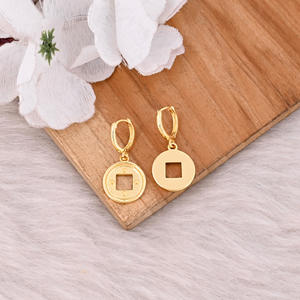 Fabricant de boucles d'oreilles pendantes en laiton plaqué or avec logo personnalisé, bijoux personnalisés, boucles d'oreilles créoles en laiton de haute qualité, commande en gros - Product Image 4