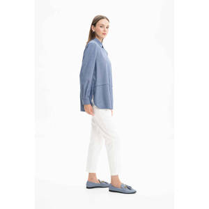 Blusa de popelina índigo con cintura bordada para mujer - Product Image 3