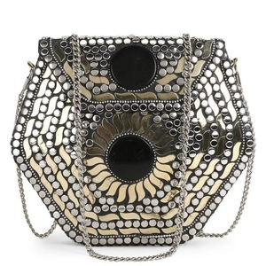 Bolso de Mano Tipo Clutch de Metal con Cuentas para Mujer, en un Atractivo Color Plateado y un Diseño Moderno y Sólido de Tradnary - Product Image 1