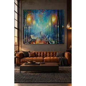 Impression sur toile : Couple Fida avec parapluie dans un parc pluvieux avec lanternes - Product Image 3