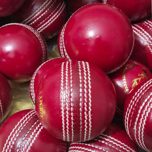 Pelota de Cricket de Color rojo de cuero de vaca, pelota de alta calidad para práctica de Cricket al aire libre, pelotas de cuero cosidas a mano - Product Image 3