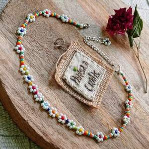 Collier de perles de broderie colorées avec des motifs de fil artistiques Collier de perles de broderie ethnique avec un aspect tribal traditionnel - Product Image 4