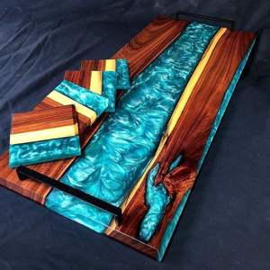 Plateau de service rectangulaire en bois massif de luxe avec résine époxy rouge et poignées métalliques, planche à charcuterie rivière, décoration, plat de cuisine - Product Image 1