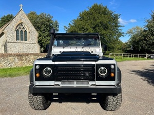 Offre Spéciale : Pick-up Defender 110 TDCI 2007 d'occasion + Équipement Haut de Gamme - Prêt à être expédié - Product Image 1