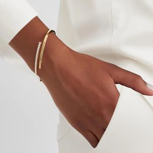 Bracelet tennis élégant en moissanite avec pierres brillantes serties à griffes, design minimaliste pour les mariages et les occasions spéciales - Product Image 2