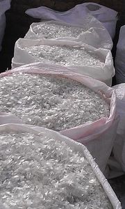 Flocons/déchets de bouteilles PET vierges en poudre de couleur naturelle, qualité moulage par soufflage, haute fluidité - Product Image 5