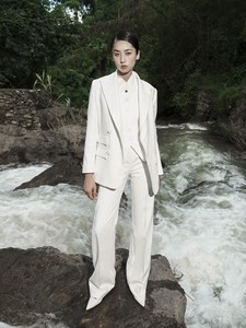 เสื้อคลุมเบลเซอร์แขนยาวสำหรับผู้หญิงพร้อมแท็กและป้ายสั่งทำของโจเซลีนเบลเซอร์หยัก100% ผ้าฝ้ายสีขาวโรงงานเวียดนาม - Product Image 2