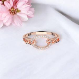 Juego de puntas de diamante de corte redondo de 0,08 quilates, anillo moderno inspirado en la cadena hecho en plata para ella - Product Image 5