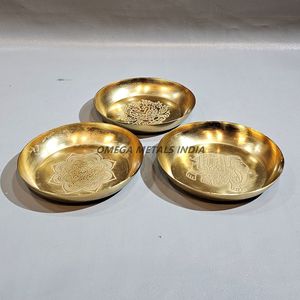 Ensemble chic de plateaux circulaires dorés avec motif éblouissant idéal pour servir des friandises et ajouter du glamour aux occasions spéciales - Product Image 3