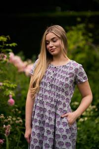 Vestido Bohemio de Algodón Lotus Lake, Estampado Floral en Bloque a Mano, Color Lila Grisáceo, Informal, Ocasional, Moda Ética - Product Image 4