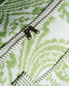 Sac de sport tactique matelassé fait à la main imprimé jungle de luxe sac de voyage en coton léger de haute qualité avec fermeture à glissière - Product Image 3