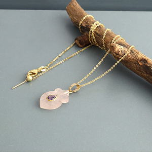 Pendentif en quartz rose naturel de haute qualité sculpté avec un charme en oxyde de zirconium violet serti, chaîne en câble plaqué or 18 carats, collier pour femmes - Product Image 4