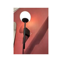 Lampe Globe murale avec sphère en verre opale blanc et base noire mate Design moderne minimaliste pour un éclairage ambiant doux