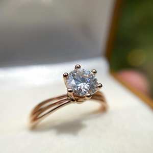 Anillo de compromiso solitario de moissanita de corte redondo de 4mm en Ajuste de oro rosa de banda dividida de seis puntas | Joyería fina de Boda nupcial - Product Image 5