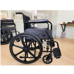 Fauteuil roulant manuel inclinable de qualité supérieure avec dossier réglable et repose-jambes relevables pour soins à long terme, disponible à la vente - Product Image 1